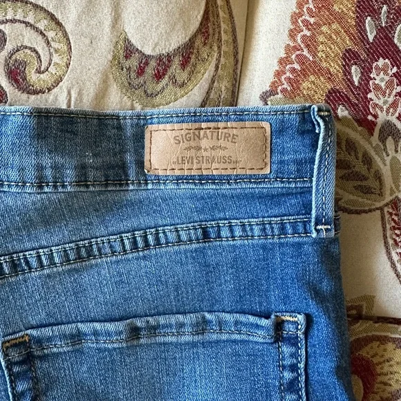 Women’s size 14 Signature By Levi Strauss & Co Modern Skinny Denim Jean Shorts - Picture 9 of 9